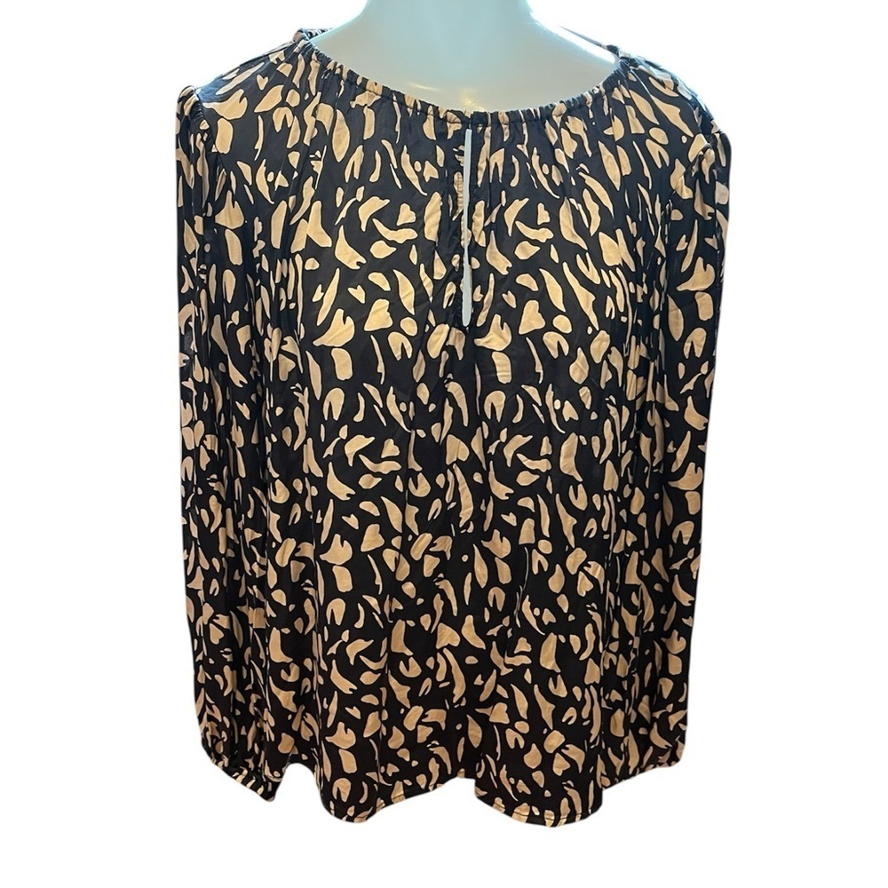 Velvet by Graham & Spencer Kate Navy and Cream Patterned Blouse size M